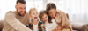 Une famille heureuse dans un salon lumineux après avoir bénéficié des services de Green Horiz’Home, conciergerie spécialisée en location courte durée à Rennes.